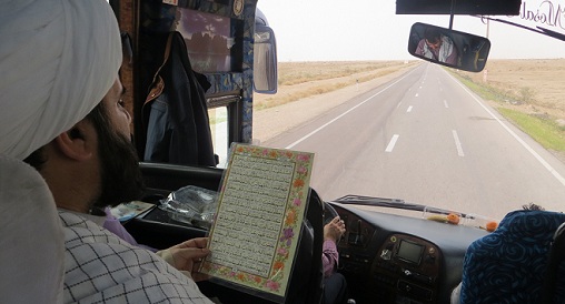 ختم دسته جمعی قرآن در اتوبوس