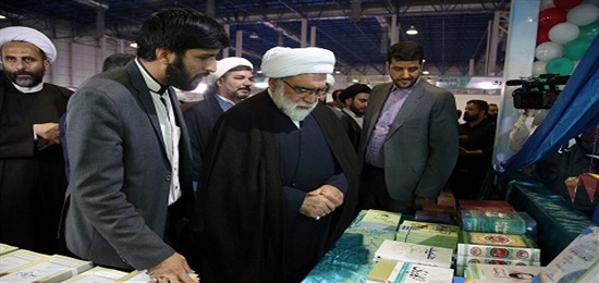 بازدید عضو شورای عالی حوزه علمیه خراسان  از غرفه های این حوزه در نمایشگاه کتاب مشهد