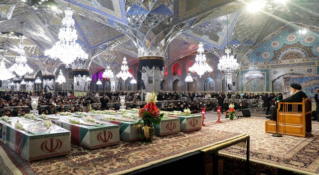 گزارش تصویری |  وداع با پیکرهای مطهر ۵ شهید مدافع حرم در حرم‌ مطهر رضوی