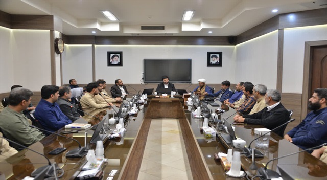 نیروهای خدمتگزار مرکز مدیریت در نشستی با معاون اداری و مالی دغدغه‌های خود را بیان کردند