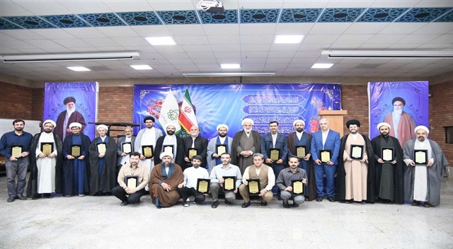 تقدیر از کارکنان شایسته تحسین و کارمندان نمونه مرکز مدیریت حوزه علمیه خراسان