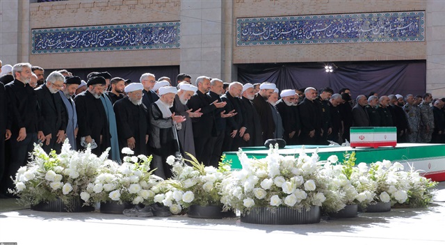  گزارش تصویری ۲ | مراسم اقامه نماز بر پیکر مطهر امام مجاهد شهید حضرت آیت‌الله العظمی سیدعلی خامنه‌ای و شهدای خانواده ایشان
