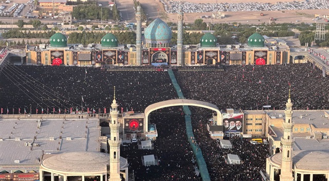 گزارش تصویری ۱ | اقامه نماز و تشییع پیکر مطهر رهبر شهید انقلاب اسلامی در قم