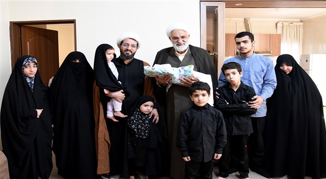 گزارش تصویری | ترویج فرهنگ فرزندآوری؛ تقدیر مدیر حوزه علمیه خراسان از مدیر مدرسه علمیه چمن‌آباد