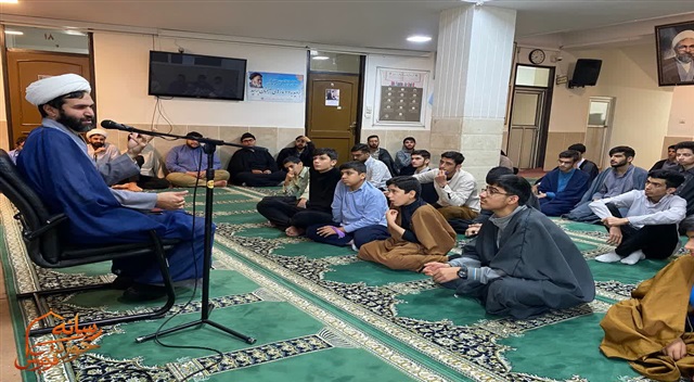 تأکید حجت‌الاسلام والمسلمین قدرتی بر تبیین ریشه‌های تقابل ایران و غرب در مباحثه با طلاب حوزه علمیه فردوس