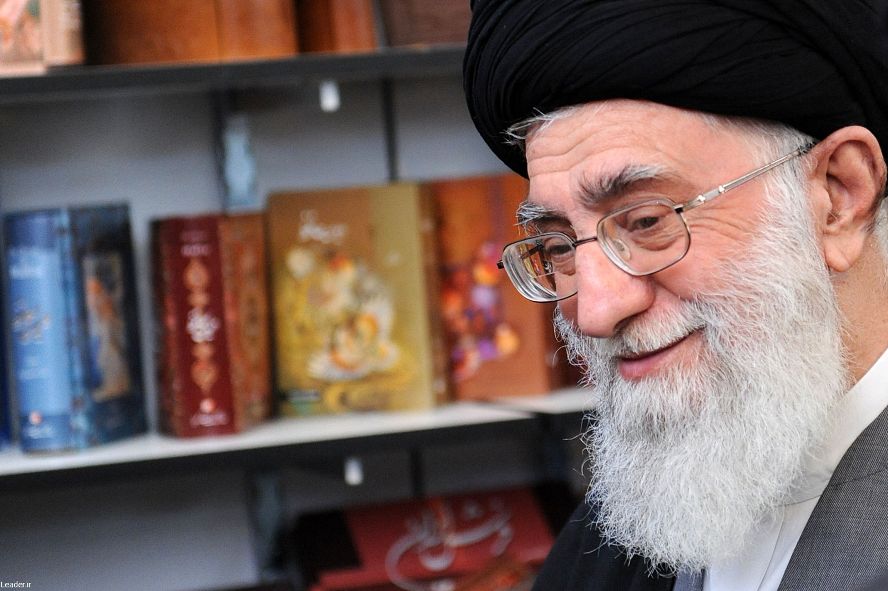 رهبر معظم انقلاب اسلامی: باید بگونه ای برنامه ریزی شود که فضای کتابخوانی در کشور توسعه و تعمیق پیدا کند.