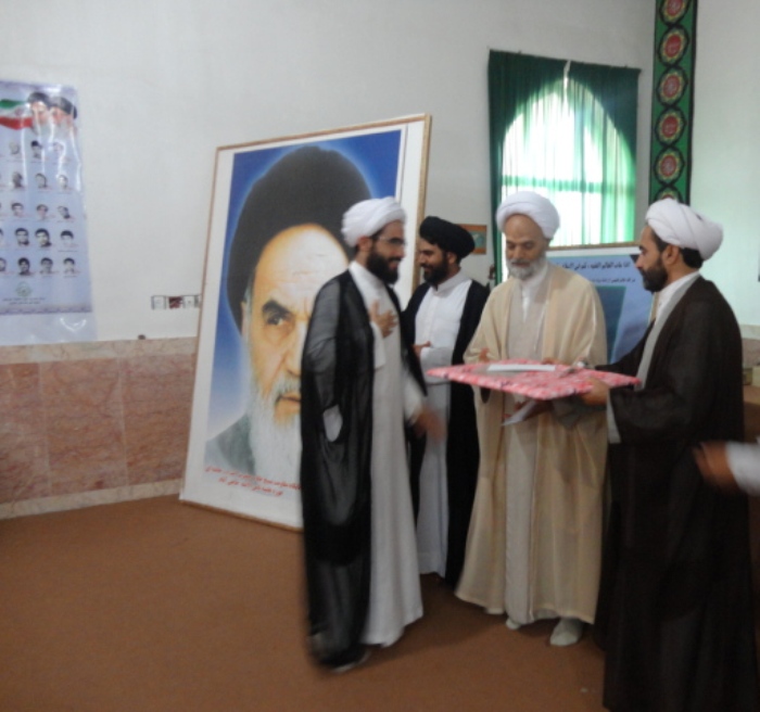 اساتید مدرسه علمیه حاجی آباد تجلیل شدند